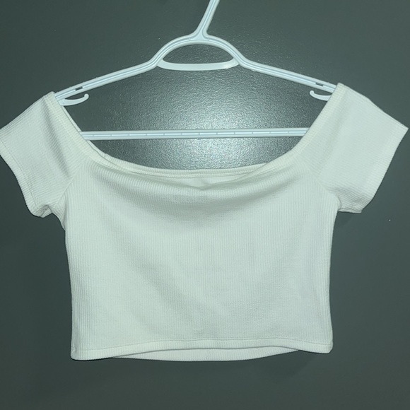 Cute white off the shoulder top! Very flattering! - Picture 3 of 5